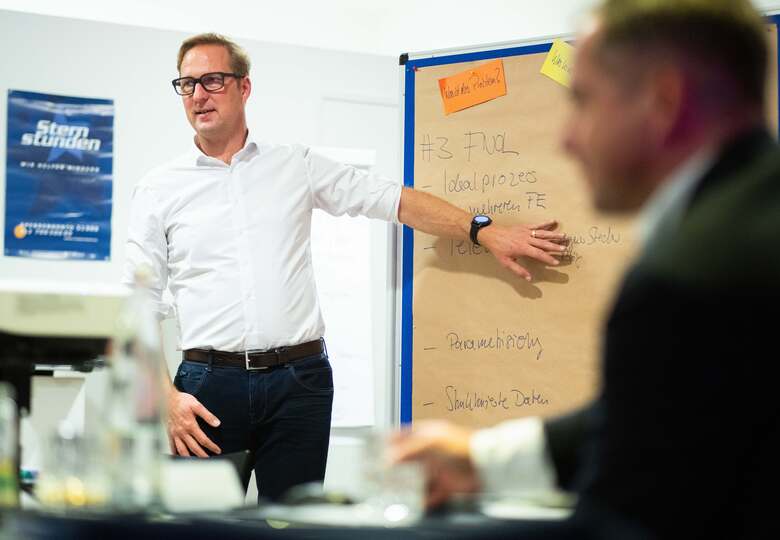 Volker Meise erklärt am Flipchart